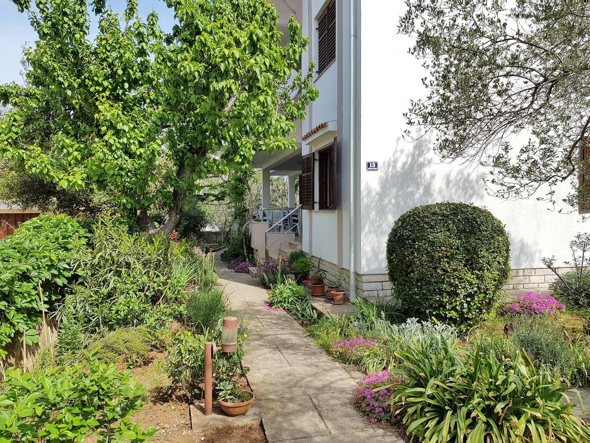 Apartments Monica Новаля Екстериор снимка