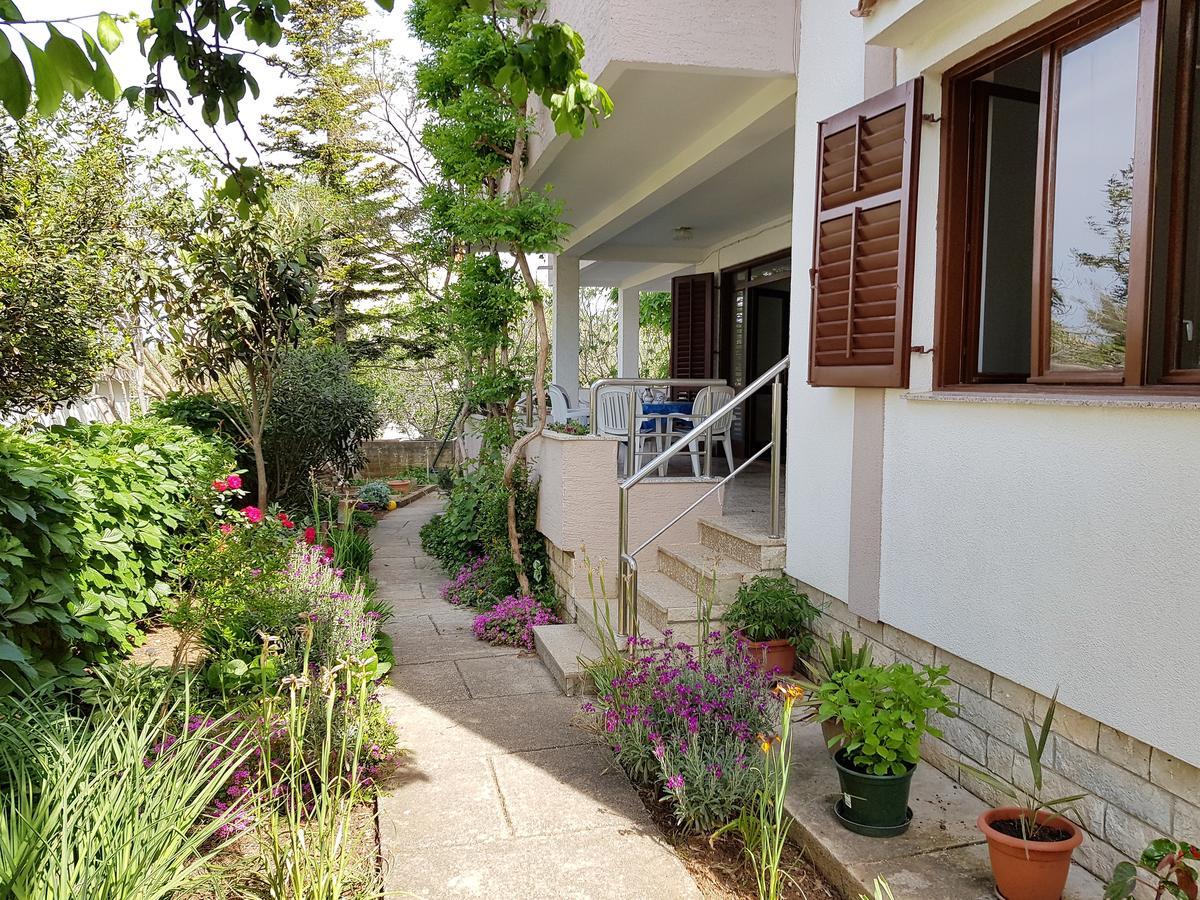 Apartments Monica Новаля Екстериор снимка