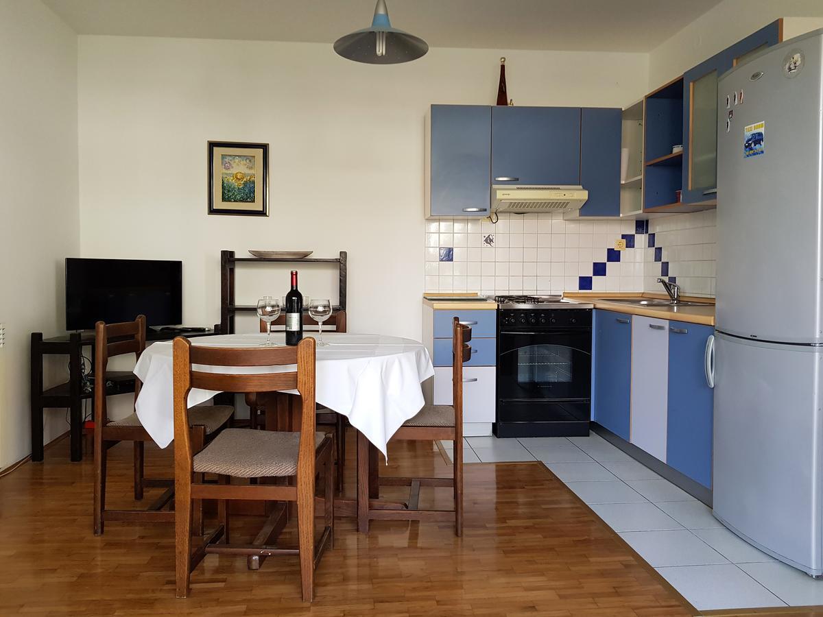 Apartments Monica Новаля Екстериор снимка