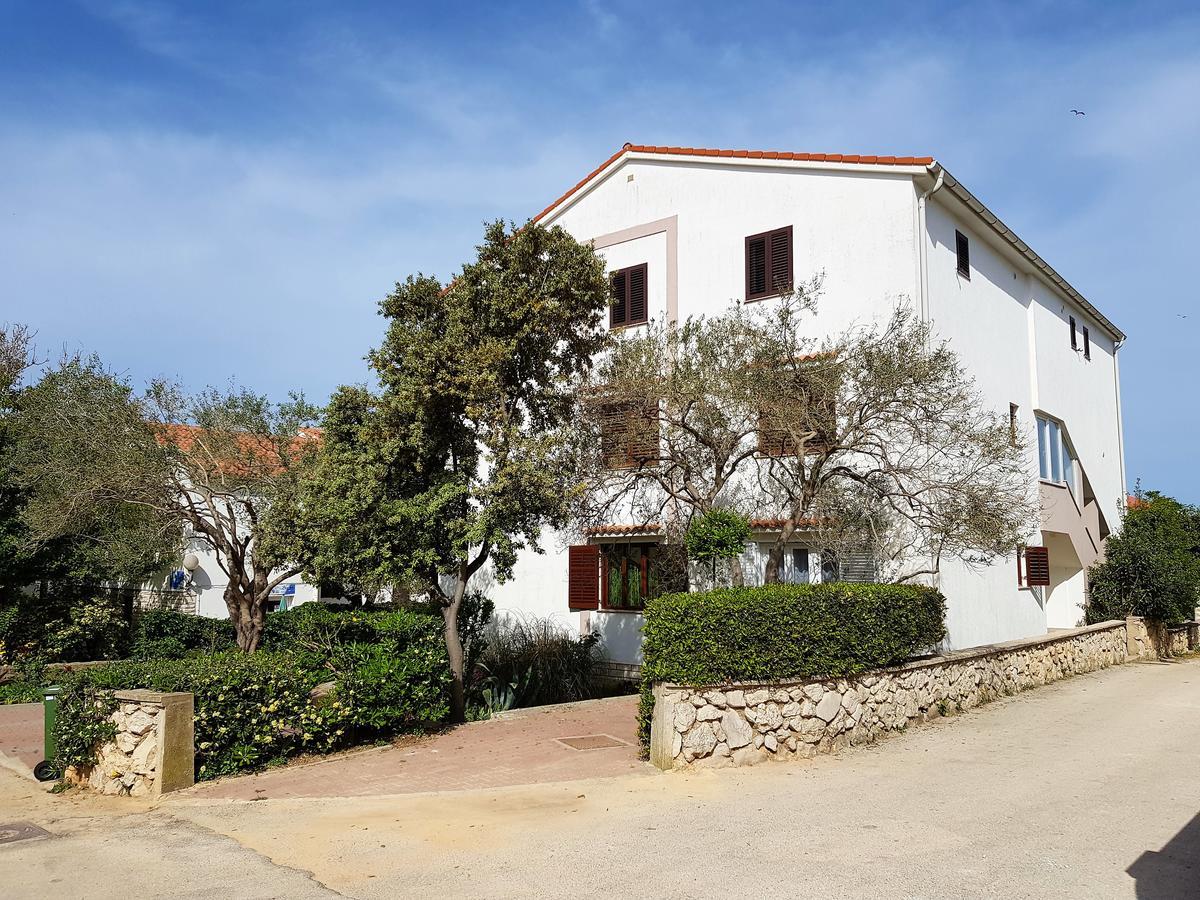 Apartments Monica Новаля Екстериор снимка