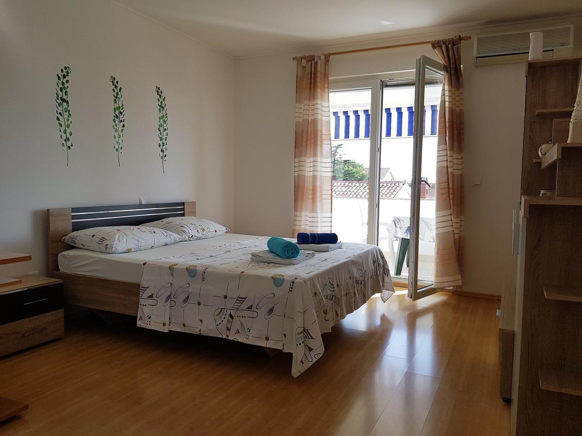 Apartments Monica Новаля Екстериор снимка