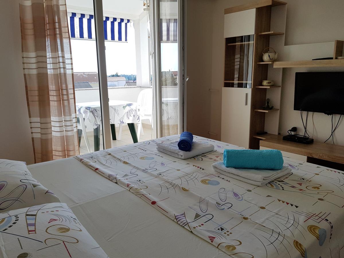 Apartments Monica Новаля Екстериор снимка