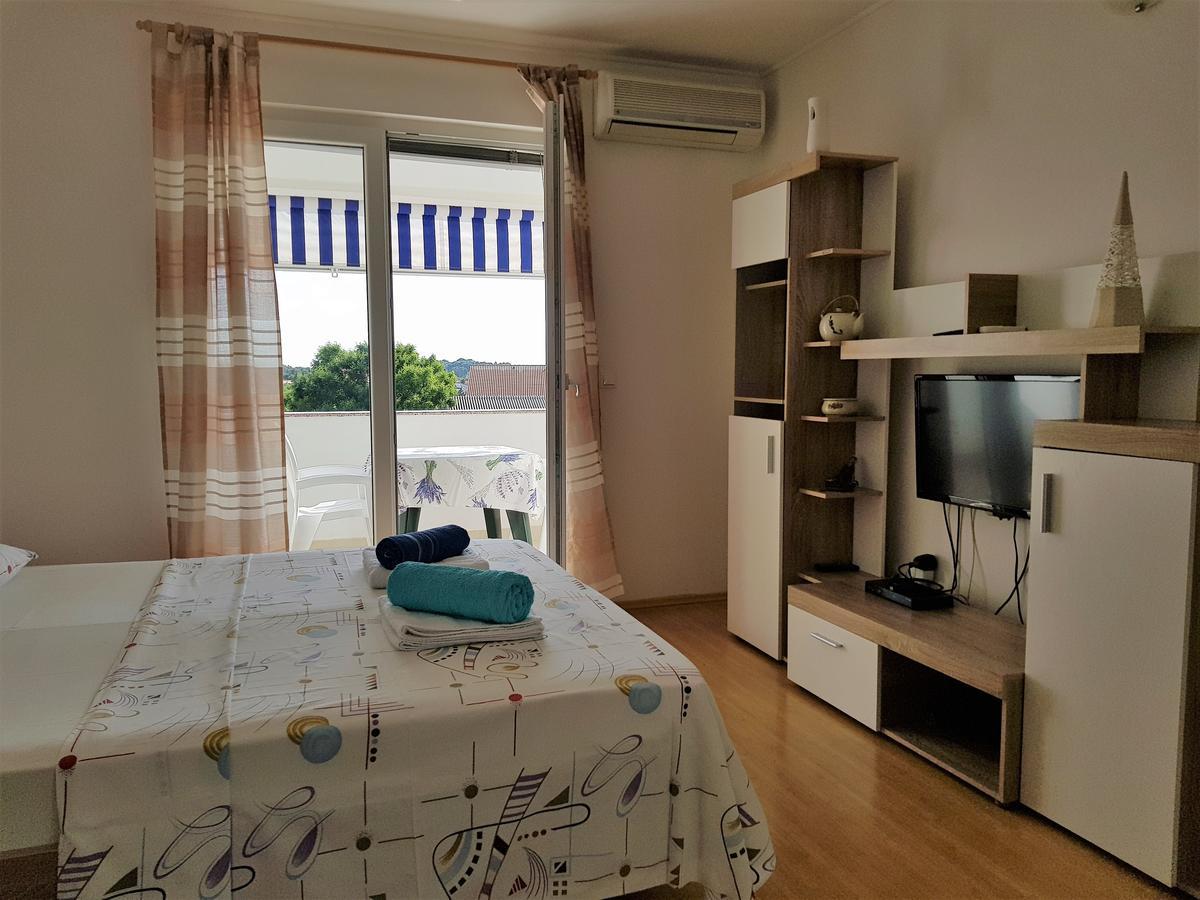 Apartments Monica Новаля Екстериор снимка