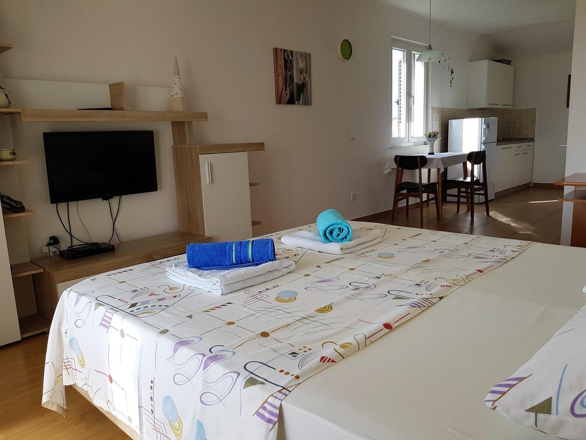 Apartments Monica Новаля Екстериор снимка